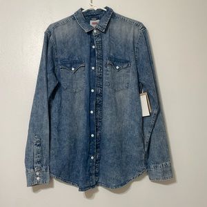 Levi’s men’s denim shirt. New size Medium